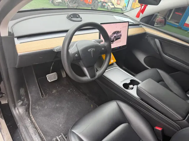Tesla Model Y — Фото автомобиля 8