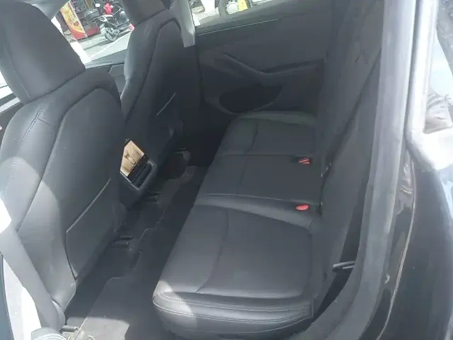 Tesla Model Y — Фото автомобиля 12