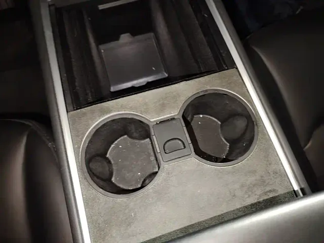Tesla Model Y — Фото автомобиля 8