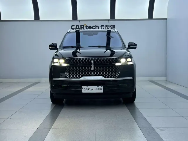 Lincoln Navigator — Фото автомобиля 2