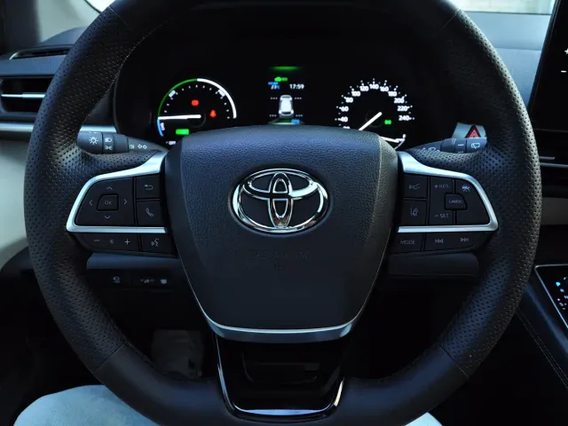Toyota Sienna — Фото автомобиля 9