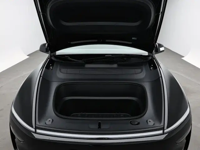 Tesla Model Y L — Фото автомобиля 16