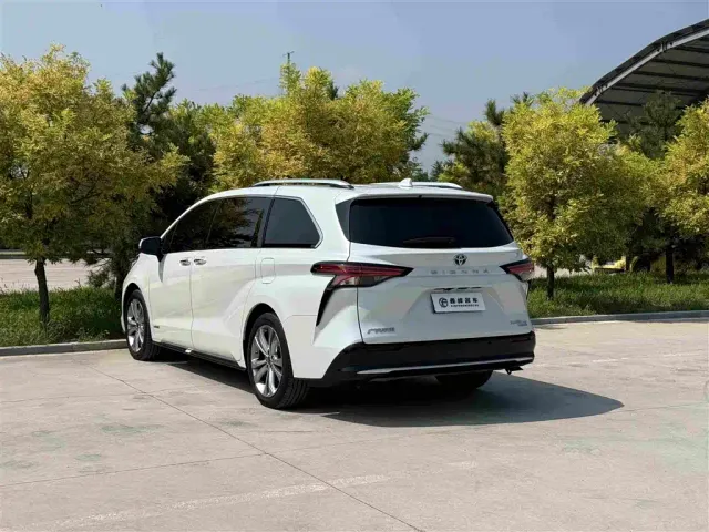 Toyota Sienna — Фото автомобиля 22