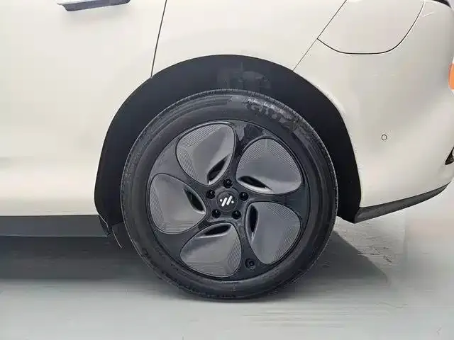IM Motors LS6 — Фото автомобиля 14