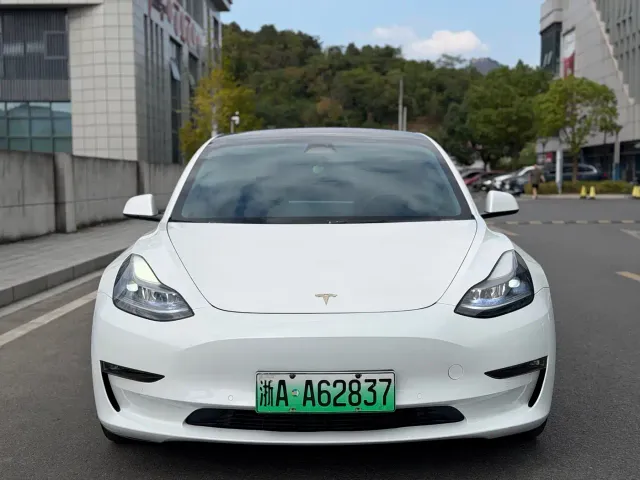 Tesla Model 3 — Фото автомобиля 2