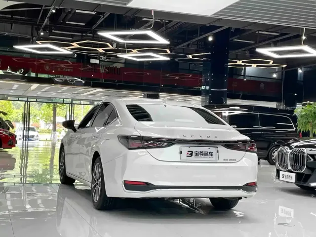 Lexus ES — Фото автомобиля 12