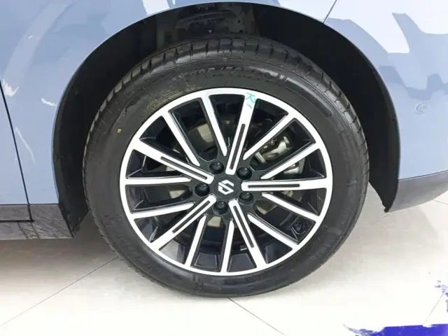 Leapmotor B10 — Фото автомобиля 6