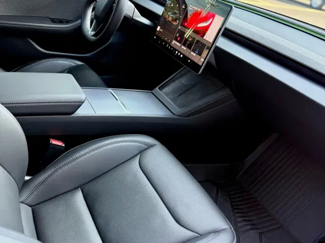 Tesla Model 3 — Фото автомобиля 11