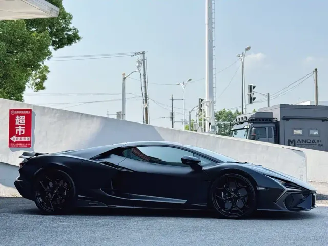 Lamborghini Revuelto — Фото автомобиля 7