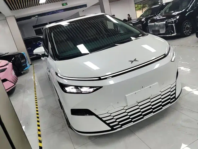 Xpeng X9 — Фото автомобиля 3