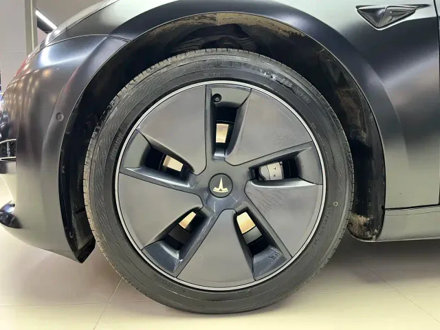 Tesla Model 3 — Фото автомобиля 7