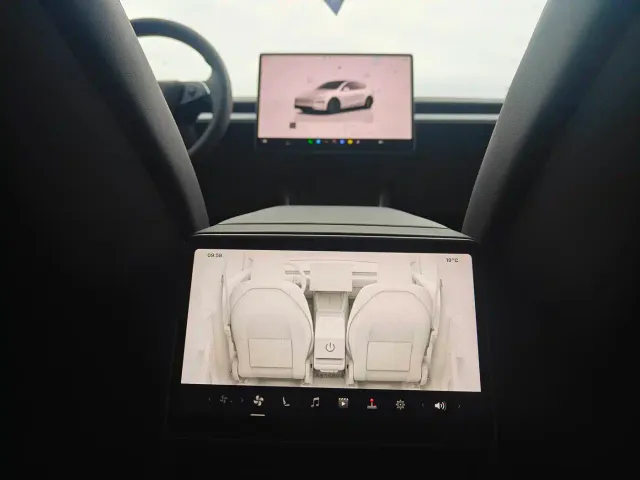 Tesla Model Y — Фото автомобиля 25