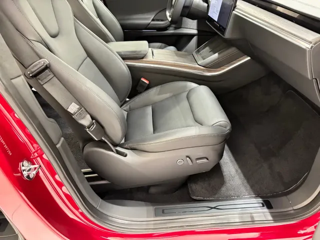 Tesla Model X — Фото автомобиля 5