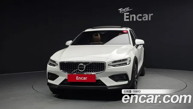 Вольво V60 V60 Cross Country 2 поколение B5 Ultimate AWD — Фото автомобиля 3