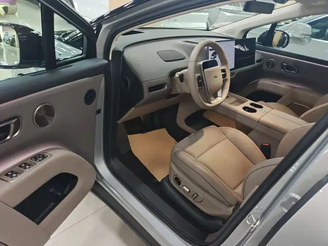 Li Auto i8 — Фото автомобиля 15