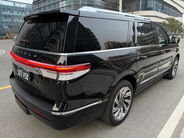Lincoln Navigator — Фото автомобиля 10