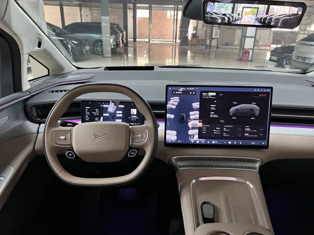 Xpeng X9 — Фото автомобиля 12