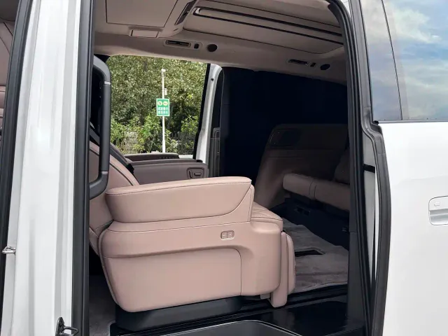 Li Auto MEGA — Фото автомобиля 14
