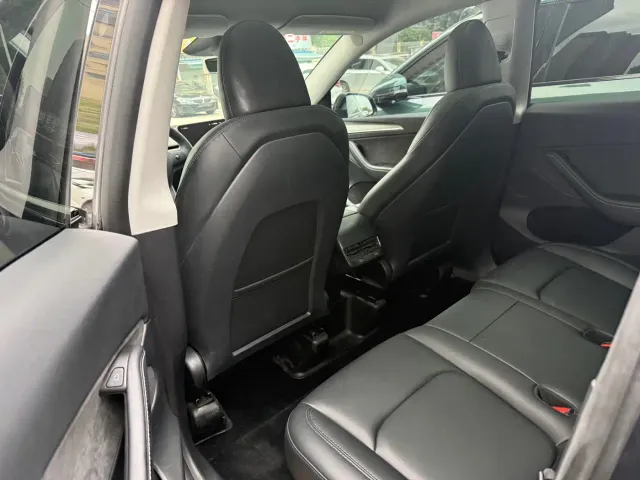 Tesla Model Y — Фото автомобиля 6