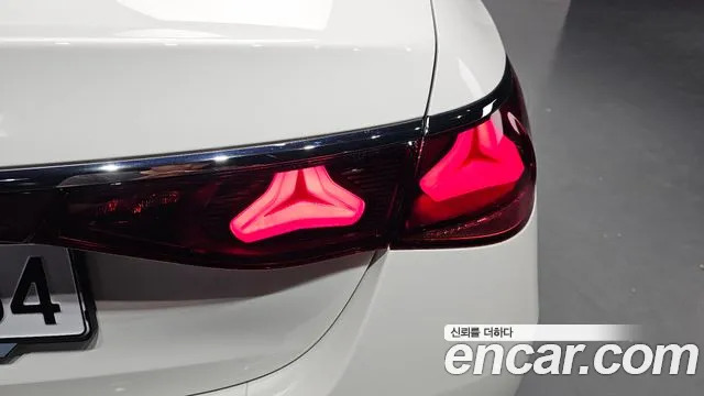 Mercedes-Benz E-Class — Фото автомобиля 20