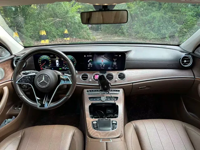 Mercedes-Benz E-Class — Фото автомобиля 5