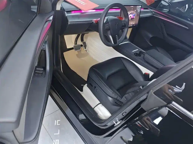 Tesla Model Y — Фото автомобиля 15