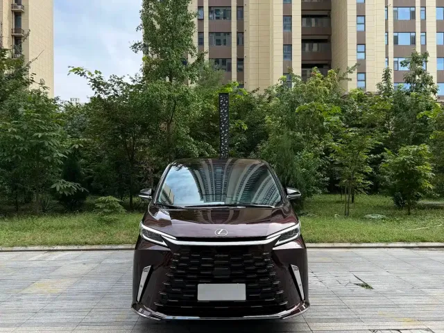 Lexus LM — Фото автомобиля 2