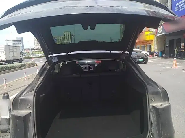 Tesla Model Y — Фото автомобиля 14