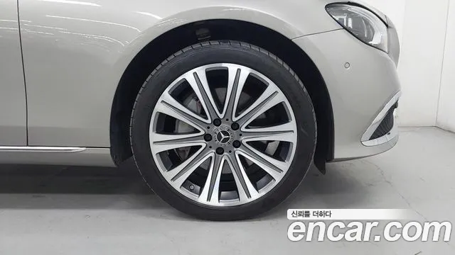 Mercedes-Benz E-Class — Фото автомобиля 5