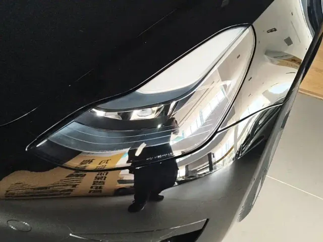 Tesla Model 3 — Фото автомобиля 23