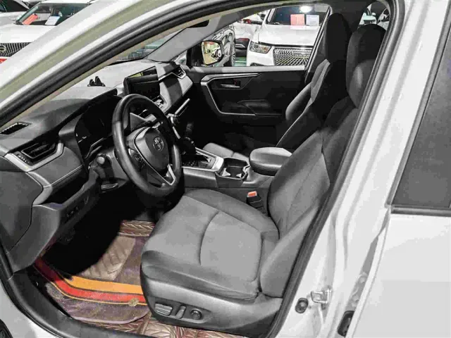 Toyota RAV4 — Фото автомобиля 9