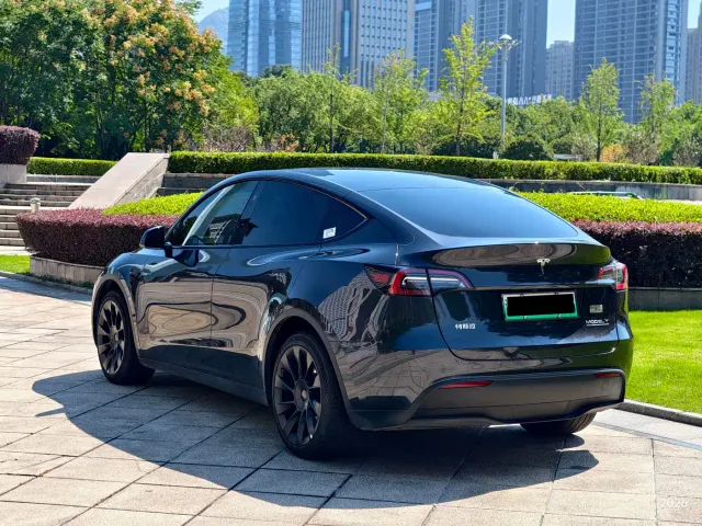 Tesla Model Y — Фото автомобиля 14