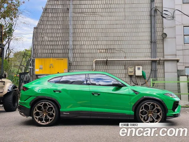 Lamborghini Urus — Фото автомобиля 3