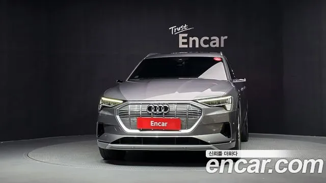Audi e-tron — Фото автомобиля 3