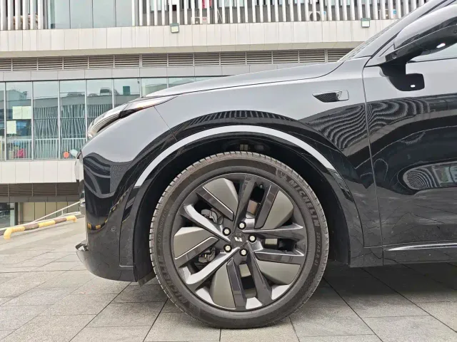 Li Auto L9 — Фото автомобиля 8