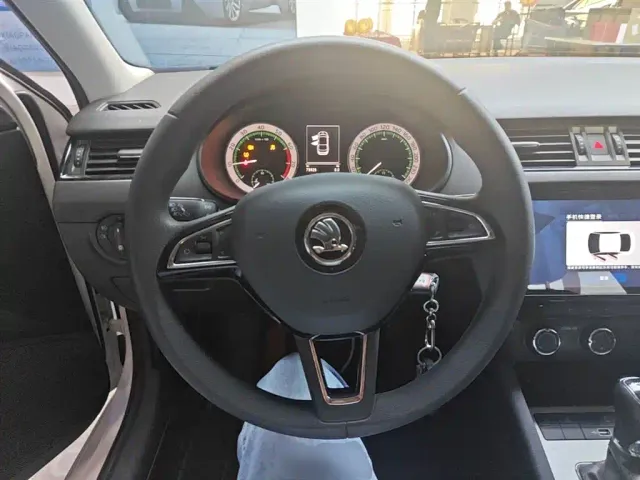 Skoda Octavia — Фото автомобиля 10