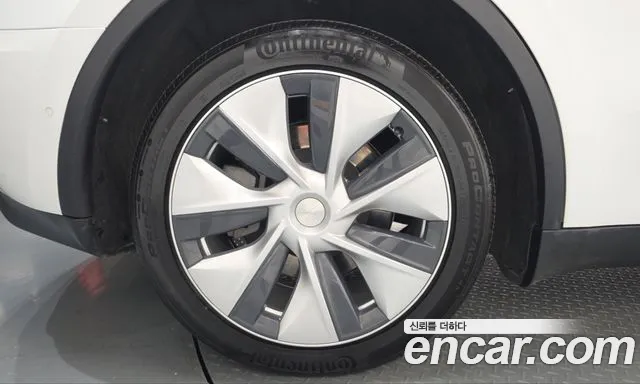 Tesla Model Y — Фото автомобиля 5