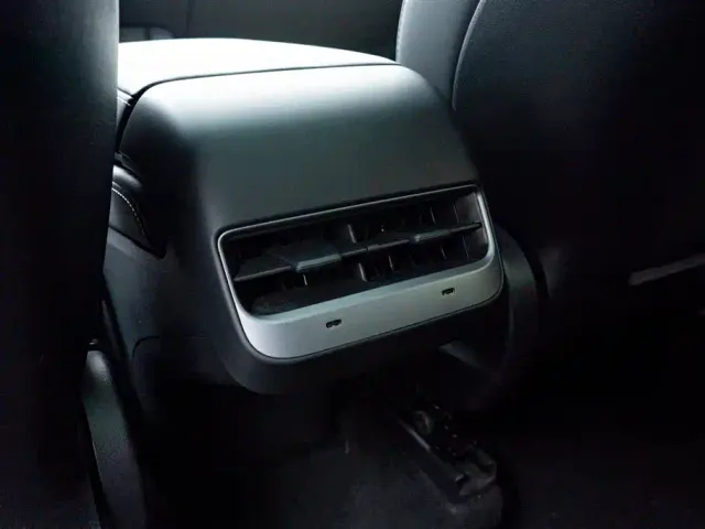 Tesla Model Y — Фото автомобиля 10