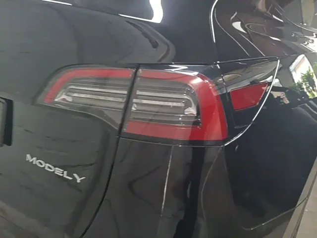 Tesla Model Y — Фото автомобиля 7