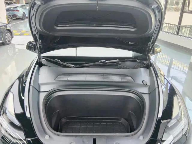 Tesla Model Y — Фото автомобиля 14