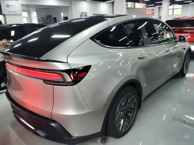 Tesla Model Y L — Фото автомобиля 4