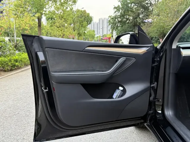 Tesla Model Y — Фото автомобиля 16