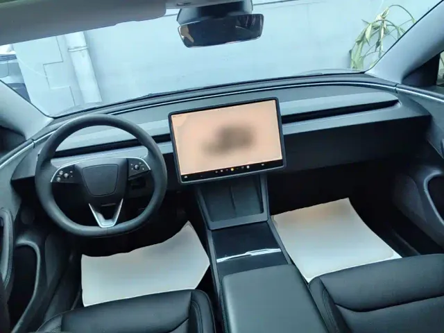 Tesla Model 3 — Фото автомобиля 9