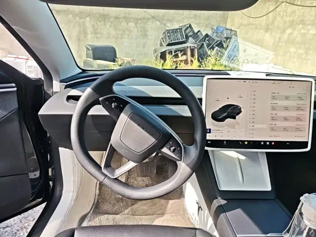 Tesla Model 3 — Фото автомобиля 10