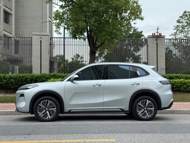 Geely Galaxy Starship 7 EM-i — Фото автомобиля 3