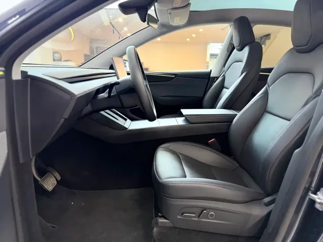Tesla Model Y — Фото автомобиля 3