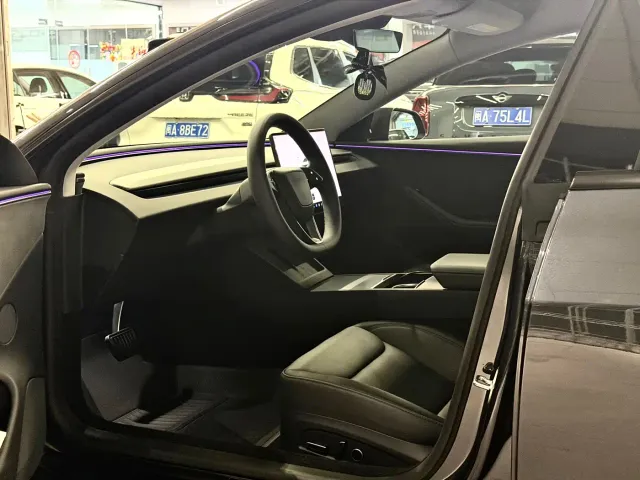 Tesla Model 3 — Фото автомобиля 5