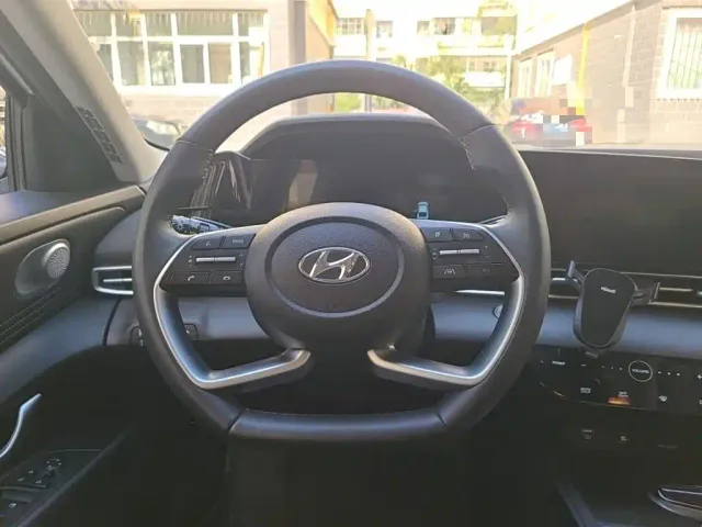 Hyundai Elantra 2022 1.5L CVT LUX Premium Edition — Фото автомобиля 6