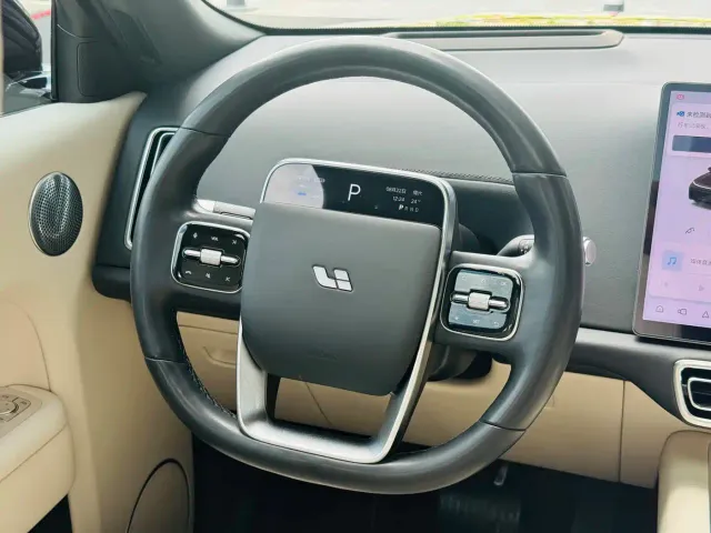 Li Auto L8 — Фото автомобиля 17