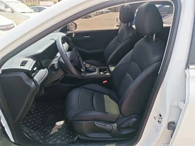 Roewe i5 — Фото автомобиля 14